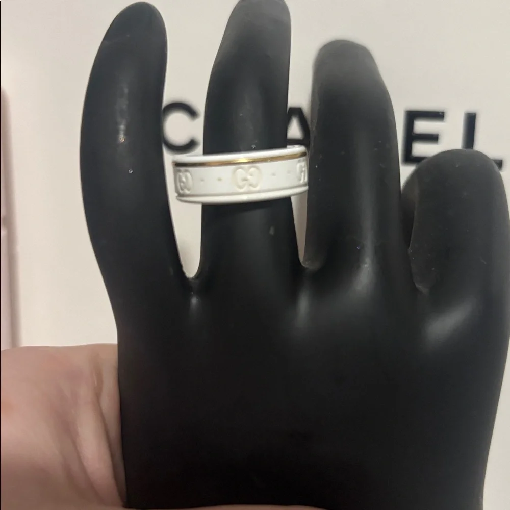 Gucci White and Gold Wearable Ring - Picture 5 of 6